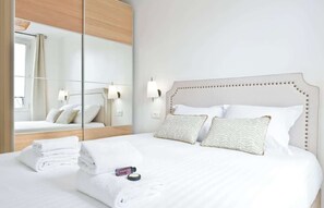 Iron/ironing board, travel cot, WiFi, bed sheets - A Pleasant 2-BR near Nation and Charonne (Paris)