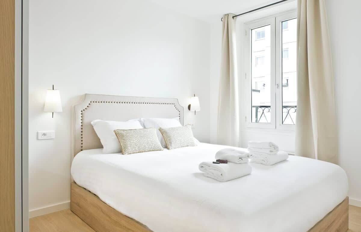 Fer et planche à repasser, lit parapluie, Wi-Fi, draps fournis