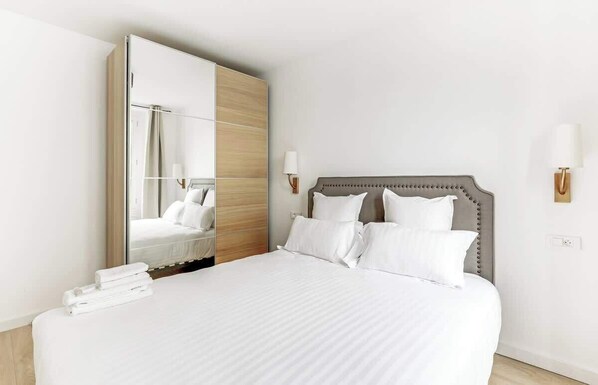 Iron/ironing board, travel cot, WiFi, bed sheets - A Great 52sqm 2-Bdr near Nation (Paris)