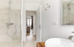 Shower, hair dryer - A Great 52sqm 2-Bdr near Nation (Paris)