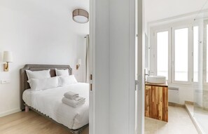 Iron/ironing board, travel cot, WiFi, bed sheets - A Great 52sqm 2-Bdr near Nation (Paris)