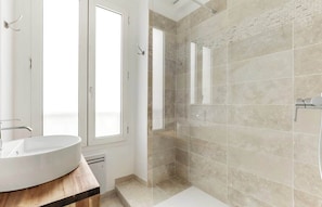 Shower, hair dryer - A Great 52sqm 2-Bdr near Nation (Paris)