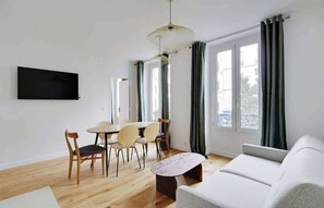 TV, offices - A Bright 2-BR in Nation - Charonne (Paris)
