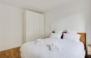 Iron/ironing board, travel cot, WiFi, bed sheets - A Bright 2-BR in Nation - Charonne (Paris)