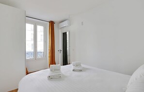 مكواة/لوح كي وسرير سفر وواي فاي وملاءات أسرّة