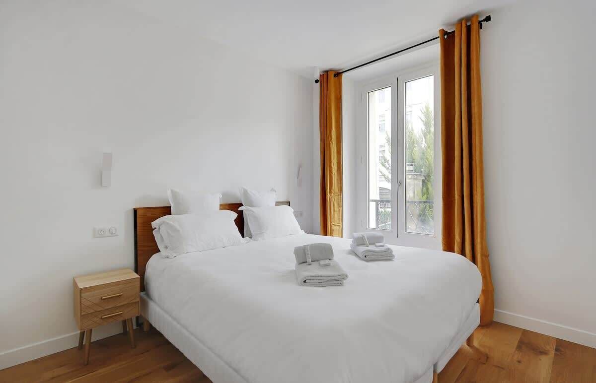 Fer et planche à repasser, lit parapluie, Wi-Fi, draps fournis