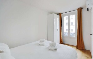 Iron/ironing board, travel cot, WiFi, bed sheets - A Bright 2-BR in Nation - Charonne (Paris)