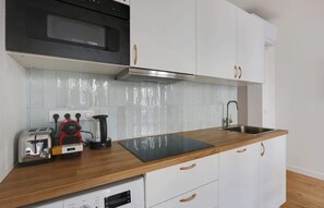 Réfrigérateur, micro-ondes, four, plaque de cuisson