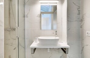 Douche, sèche-cheveux