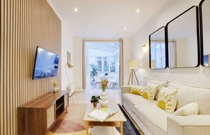 TV, offices - An Amazing 2-BR in Le Marais (Paris)