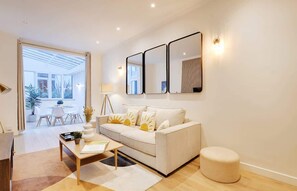 TV, offices - An Amazing 2-BR in Le Marais (Paris)