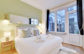 Travel cot, WiFi, bed sheets - An Amazing 2-BR in Le Marais (Paris)