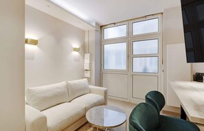 TV, offices - A Dazzling Studio-Loft in Parc Monceau (Paris)