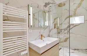 Shower, hair dryer - A Dazzling Studio-Loft in Parc Monceau (Paris)