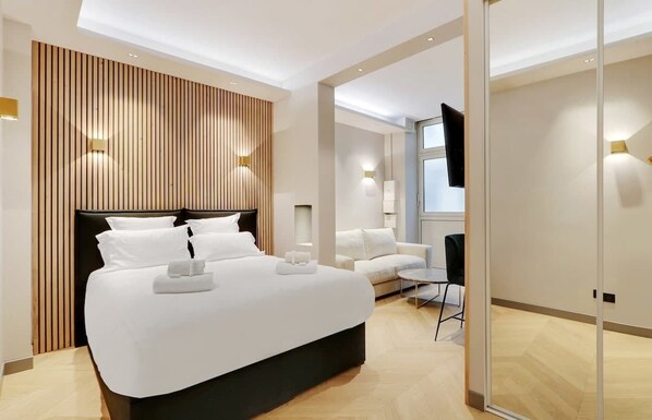 Iron/ironing board, travel cot, WiFi, bed sheets - A Dazzling Studio-Loft in Parc Monceau (Paris)