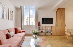 TV, offices - A 1-BR Duplex in the Champs-Elysées (Paris)