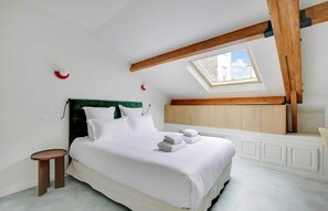 Iron/ironing board, travel cot, WiFi, bed sheets - A 1-BR Duplex in the Champs-Elysées (Paris)