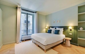 Iron/ironing board, travel cot, WiFi, bed sheets - A Stunning 3-BR/2BA in Canal Saint Martin (Paris)