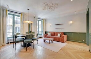 Dining - A Stunning 3-BR/2BA in Canal Saint Martin (Paris)
