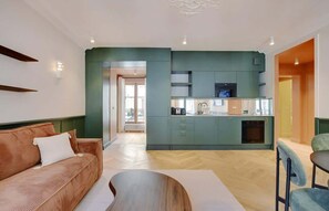 TV, offices - A Stunning 3-BR/2BA in Canal Saint Martin (Paris)