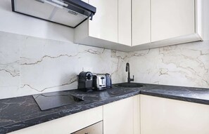Fridge, microwave, stovetop, toaster - A Nice Studio in Sentier-Montorgueil (Paris)