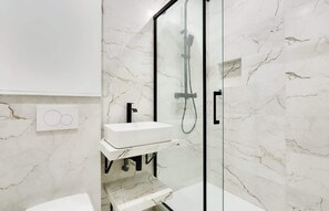 Shower, hair dryer - A Nice Studio in Sentier-Montorgueil (Paris)