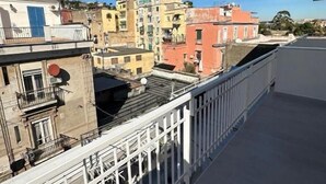 A balcony with a view of a cityscape. - Napolitudine (Naples)