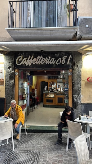 Free daily on-the-go breakfast - Napolitudine (Naples)