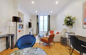 TV, offices - A Superb 1-Br in Saint-Germain-des-Près (Paris)