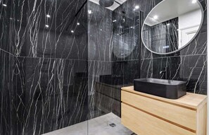 Shower, hair dryer - A Superb 1-Br in Saint-Germain-des-Près (Paris)