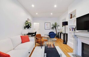 TV, offices - A Superb 1-Br in Saint-Germain-des-Près (Paris)