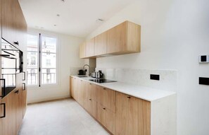Frigorífico, microondas, horno y placa de cocina