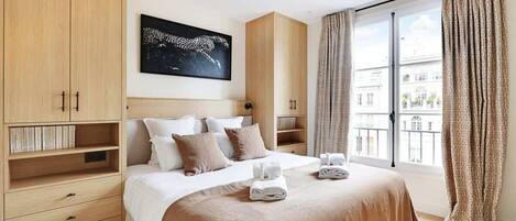 Iron/ironing board, travel crib, WiFi, bed sheets