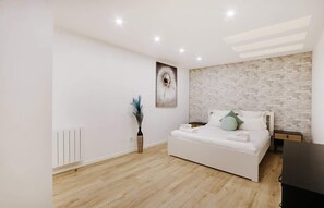 Tabla de planchar con plancha, cuna de viaje, wifi y ropa de cama 