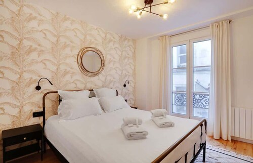 Un Confortable 1-Ch/1SdB Duplex in Montmartre