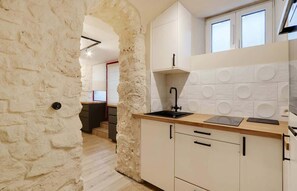 Réfrigérateur, micro-ondes, four, plaque de cuisson