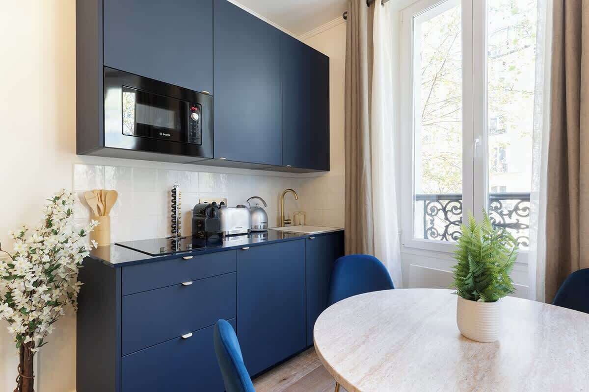 Kühlschrank, Mikrowelle, Herdplatte, Wasserkocher mit Kaffee-/Teezubehör