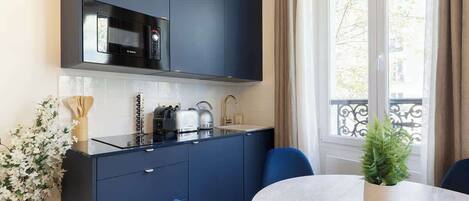 Kühlschrank, Mikrowelle, Herdplatte, Wasserkocher mit Kaffee-/Teezubehör