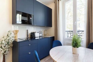 Kühlschrank, Mikrowelle, Herdplatte, Wasserkocher mit Kaffee-/Teezubehör