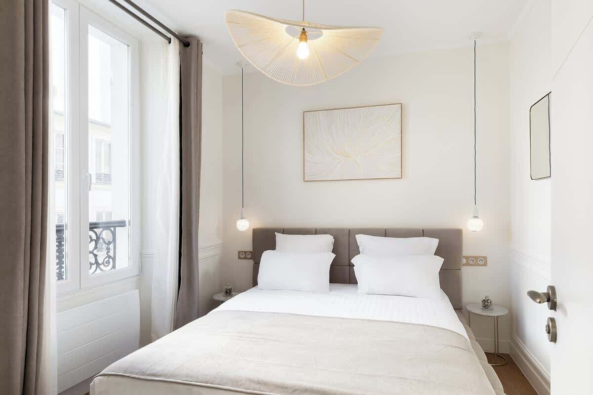 Strykjärn/strykbräda, resesäng, wi-fi och sängkläder