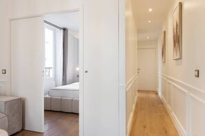 Tabla de planchar con plancha, cuna de viaje, wifi y ropa de cama 