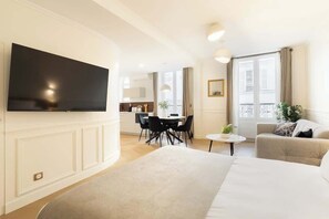 Iron/ironing board, travel cot, WiFi, bed sheets - A Welcoming Loft Studio in Batignolles (Paris)