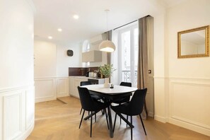Dining - A Welcoming Loft Studio in Batignolles (Paris)