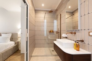 Shower, hair dryer - A Welcoming Loft Studio in Batignolles (Paris)