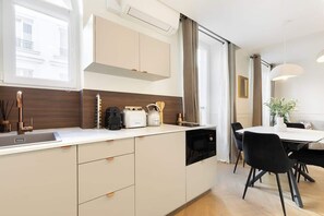 Fridge, microwave, stovetop, coffee/tea maker - A Welcoming Loft Studio in Batignolles (Paris)
