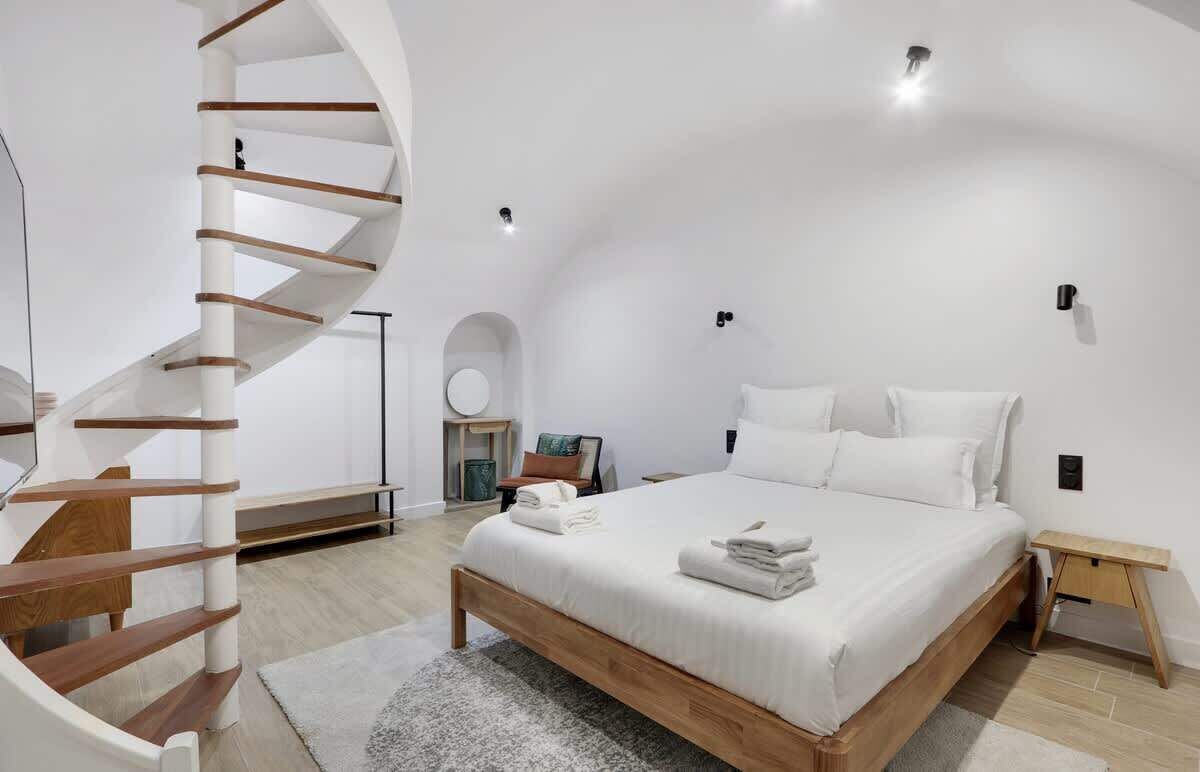 Iron/ironing board, travel cot, WiFi, bed sheets