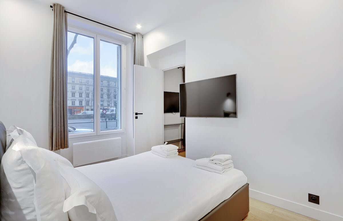 Tabla de planchar con plancha, cuna de viaje, wifi y ropa de cama