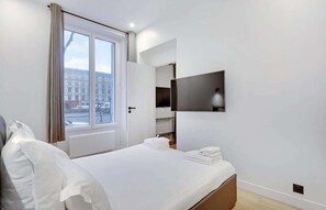 Tabla de planchar con plancha, cuna de viaje, wifi y ropa de cama