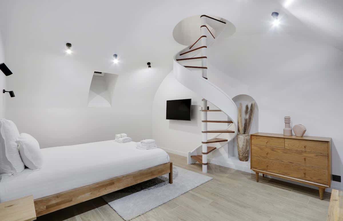 Iron/ironing board, travel cot, WiFi, bed sheets