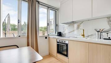 Coffee/tea maker, fridge, microwave, oven
